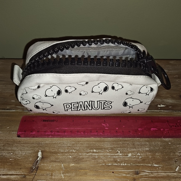 Peanuts Snoopy Cosmetic Bag - Picture 2 of 7